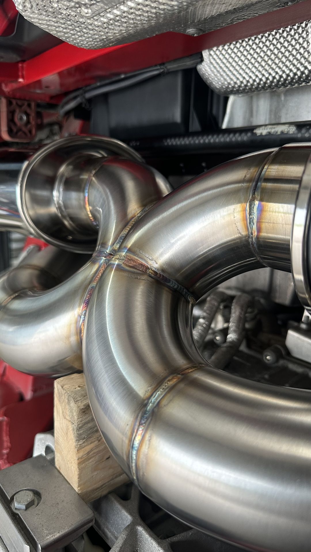 Gros plan d’une soudure TIG sur tuyauterie d’échappement stainless